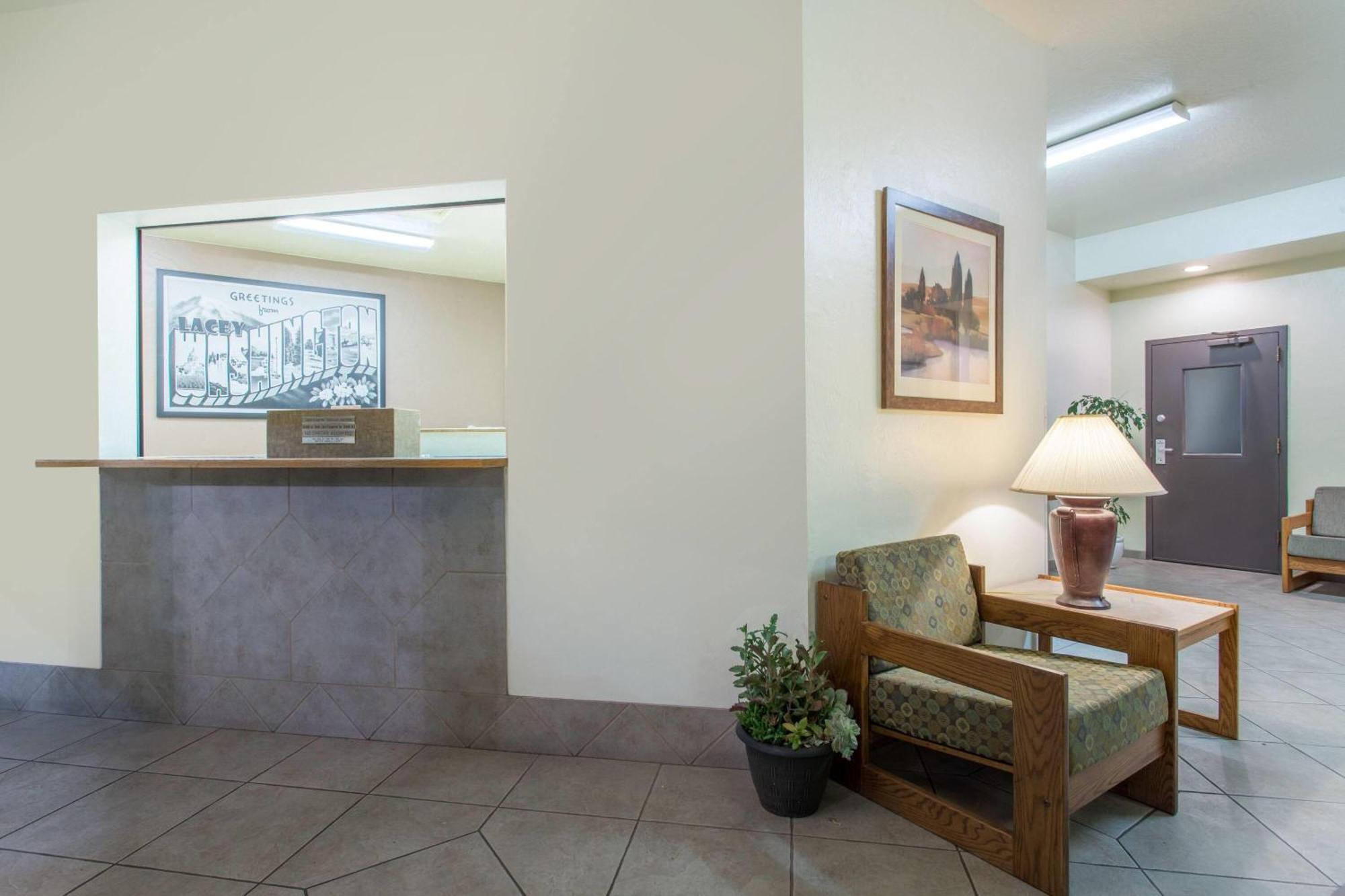 Super 8 By Wyndham Lacey Olympia Area Exterior photo